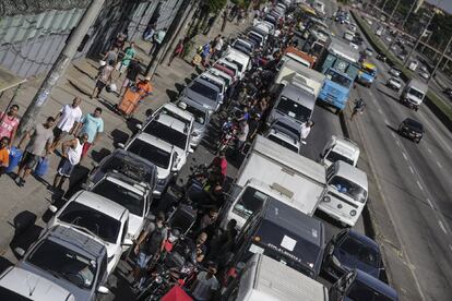 Fila de carros, motos, ambulâncias e viaturas em um dos poucos postos que ainda tinha combustíveis no Rio de Janeiro nesta manhã 