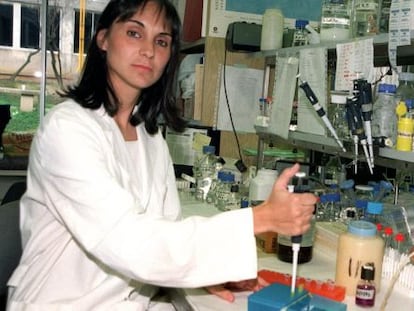 La investigadora Almudena Ram&oacute;n, en su laboratorio.