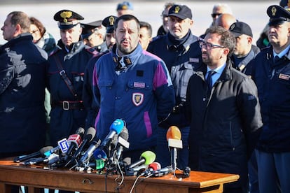 Salvini da una rueda de prensa vistiendo la cazadora de la Policía.