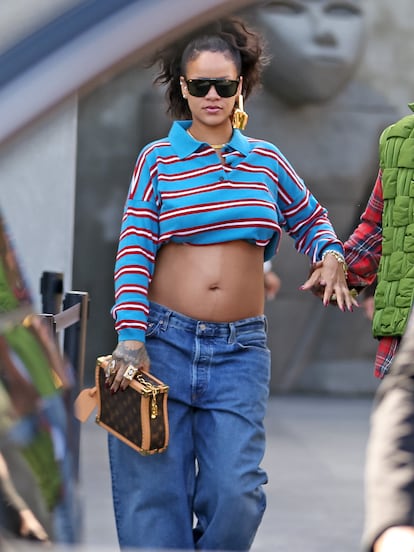 Rihanna no ha dejado ver sus embarazos solo sobre las alfombras rojas, también ha impreso su marchamo a estilismos más relajados como este con el que se dejó ver paseando por Los Ángeles en marzo de 2023: vaqueros y polo de rugby, pero 'cropped'. Desde su primer embarazo, tenía claro que quería mantener sus gustos estilísticos y seguir jugando con la moda durante todo el proceso, como explicó en la entrevista que acompañó a la mencionada portada de 'Vogue': “Cuando me enteré de que estaba embarazada, pensé: 'No hay forma de que vaya a comprar en la sección de maternidad'. Lo siento, vestirse es demasiado divertido. No voy a dejar que esa parte desaparezca solo porque mi cuerpo está cambiando".