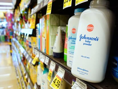 Polvos de talco de Johnson & Johnson en un supermercado de Alhambra, California, en 2017.