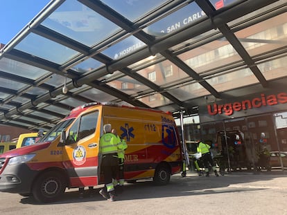 Una ambulancia traslada al árbitro al hospital Clínico, este sábado.