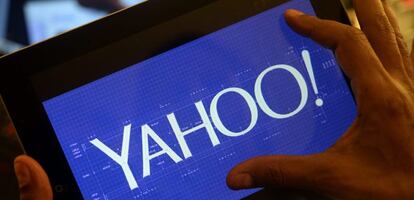 Una persona consulta Yahoo a trav&eacute;s de una tableta. 