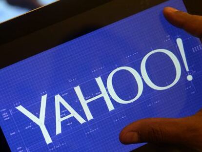 Una persona consulta Yahoo a trav&eacute;s de una tableta. 