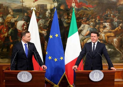 El presidente polaco Andrzej Duda y el primer ministro italiano Matteo Renzi, este lunes.