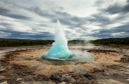 El agua que expulsa el geiser Strokkur en Islandia alcanza una altura de 20 metros.