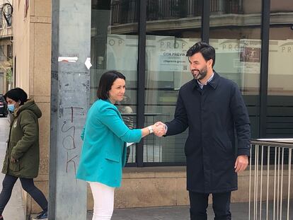 La portavoz socialista de Orihuela, Carolina Gracia, y el portavoz de Ciudadanos José Aix, tras firmar el pacto.