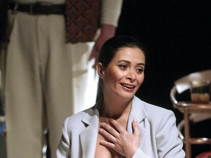<b>Actriz eterna. Darina al Joundi, en el monólogo 'Bint Assel', inspirado en Medea. Comenzó a actuar en series
de televisión desde niña>/b>
en el sur de Líbano).</b>
<b>figura paterna.
Hija de periodistas amantes del arte
y la libertad, la infancia
de Darina al Joundi en Líbano fue feliz hasta que empezó la guerra. Tenía siete años. Arriba, en diciembre de 1997, junto a su padre, Assem al Joundi, conocido intelectual sirio refugiado en Líbano. </b>
<b>Teatro y cine.
Darina ha hecho mucho teatro y rodado media docena de películas. Arriba, la actriz en el festival de Cannes de 2007, junto al productor Nathanael Karmitz (izquierda) y el actor Alexander Siddig. Abajo, vestida de rojo, en el monólogo teatral homónimo 'El día que Nina Simone dejó de cantar'. </b>