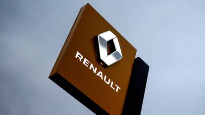 Logotipo del fabricante de automóviles Renault en un concesionario de Vertou, cerca de Nantes (Francia).  