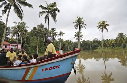 Un grupo de personas son rescatadas en Chengannur, al sur de Kerala, el 19 de agosto de 2018. 