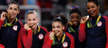 Aly Raisman, Madison Kocian, Lauren Hernandez, Simone Biles e Gabby Douglas nos Jogos do Rio.