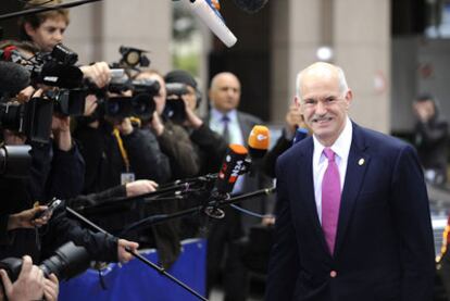 El primer ministro de Grecia, Yorgos Papandreu, llega a la cumbre europea, ayer en Bruselas.