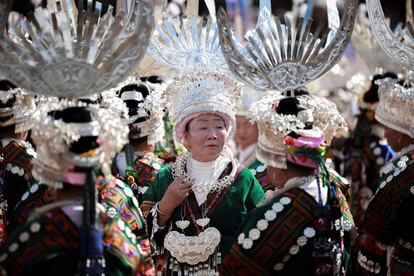 Varias personas de la minoría étnica Miao con trajes tradicionales reuniéndose para celebrar el festival de año nuevo Miao en el condado de Leishan, en la provincia de Guizhou, al suroeste de China.