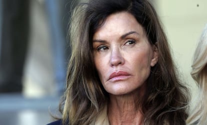 La exmodelo Janice Dickinson afuera de la corte de Los Ángeles.