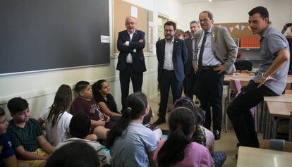 Bargalló, Aragonès y Torra en un aula de Barcelona.