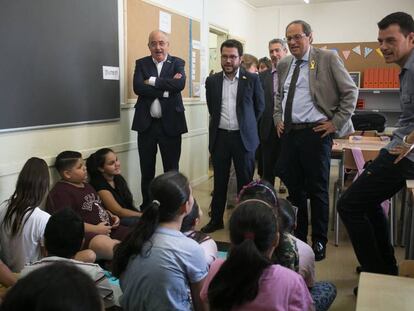 Bargalló, Aragonès i Torra en una aula de Barcelona.