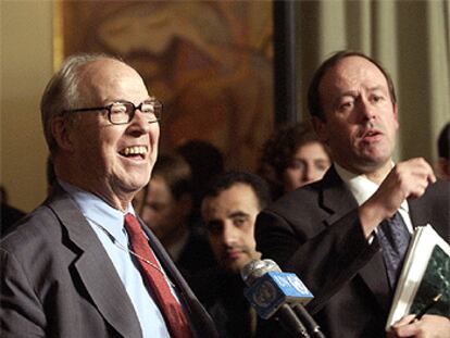 Ewen Buchanan (derecha) con Hans Blix, jefe de los inspectores de la ONU.