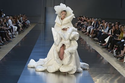 John Galliano ha sido el encargado de dar el pistoletazo de salida a los desfiles de este miércoles en París. El diseñador gibraltareño ha presentado su colección de alta costura para el próximo otoño/invierno para Maison Margiela, la segunda que hace para la marca. La célebre firma redimió al polémico modisto el pasado octubre al nombrarle su director creativo. En la imagen, el vestido de novia de Galliano.