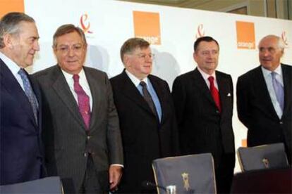Didier Lombard, presidente de FT (en medio), durante el anuncio de la compra de Amena.