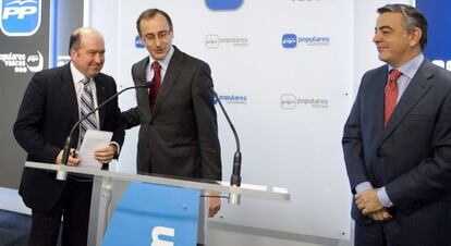 De Andrés (derecha), Alonso y Carmelo Barrio, en su comparecencia en Vitoria.