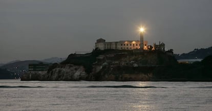 Un faro lanza sus se&ntilde;ales desde la isla donde estuvo situada la prisi&oacute;n de Alcatraz.