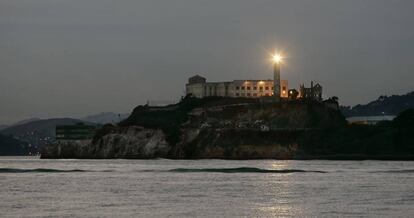 Un faro lanza sus señales desde la isla donde estuvo situada la prisión de Alcatraz.