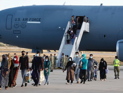 Hasta 200 ciudadanos afganos han desembarcado este martes en la Base de Rota para pasar por una red de primera atención y acogida, antes de volar en unos días a Estados Unidos