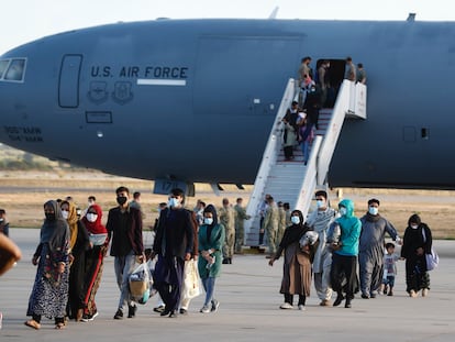 Hasta 200 ciudadanos afganos han desembarcado este martes en la Base de Rota para pasar por una red de primera atención y acogida, antes de volar en unos días a Estados Unidos