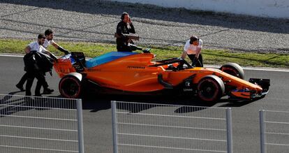 El coche de Vandoorne es arrastrado fuera de la pista.