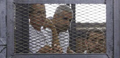 Peter Greste, Mohammed Fahmy y Baher Mohamed, em uma imagem do 1 de junho de 2014.