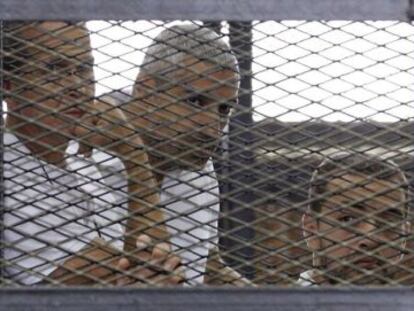 Peter Greste, Mohammed Fahmy y Baher Mohamed, em uma imagem do 1 de junho de 2014.