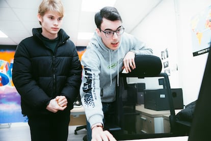 Pablo Seco y Pedro Pascual, estudiantes de periodismo en la Complutense que ejercen prácticas en el diario universitario ‘Infoactualidad’.