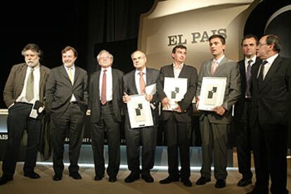 De izquierda a derecha, Joaquín Estefanía, Juan Luis Cebrián, José Álvarez Junco, Antonio Luis Ferré, Bru Rovira, Sergio Pérez, Miguel Satrústegui y Jesús Ceberio.