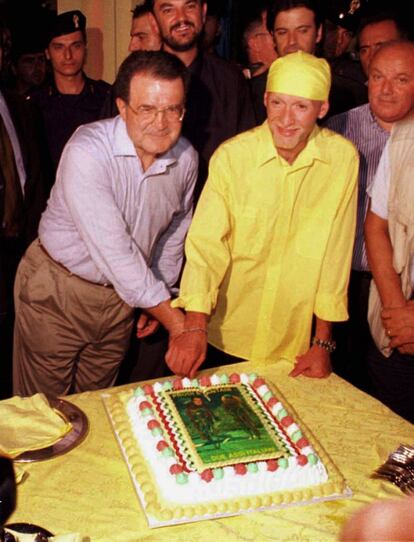 El primer ministro italiano de entonces, Romano Prodi, y Marco Pantani, ganador del Tour del 98, preparados para cortar la tarta de celebración del llamado Día de Pantani, en la casa natal del ciclista en Cesenatico.