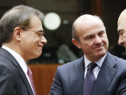 El ministro espa&ntilde;ol de Econom&iacute;a, Luis de Guindos (centro), conversa con el ministro Griego de Finanzas, Gikas Hardouvelis (izda), y el Comisario europeo de Asuntos Econ&oacute;micos y Monetarios, Pierre Moscovici (dcha), antes del comienzo de la reuni&oacute;n de Ministros de Finanzas de la Uni&oacute;n Europea en Bruselas (B&eacute;lgica), este martes.