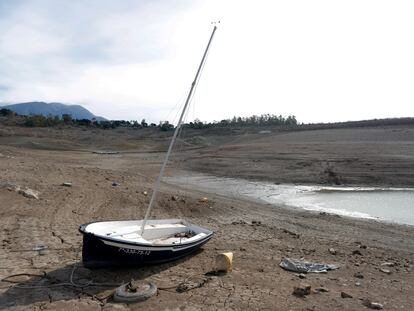 Embalse de La Viñuela, en La Axarquía (Málaga), al 15% de su capacidad por la falta de lluvias.