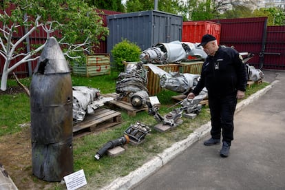 Oleksandr Ruvin, director del Instituto Forense e Investigación Científica de Ucrania muestra restos de un misil hipersónico ruso (Kh-47 Kinzhal) el pasado 12 de mayo.