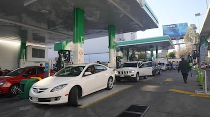 Automovilistas compran gasolina racionada, este miércoles en Ciudad de México.