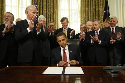 El nuevo presidente de Estados Unidos, Barack Obama, tras firmar la orden de cierre de la cárcel de Guantánamo, ante los aplausos del vicepresidente, Joe Biden (a su derecha) y de jefes militares retirados, en 2009.
