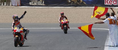 El piloto de MotoGP Dani Pedrosa (i) se impone vencedor del Gran Premio de España disputado en el circuito de Jerez de la Frontera.