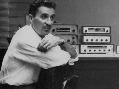 El empresario Sidney Harman, en las instalaciones de Harman International en 1955.
