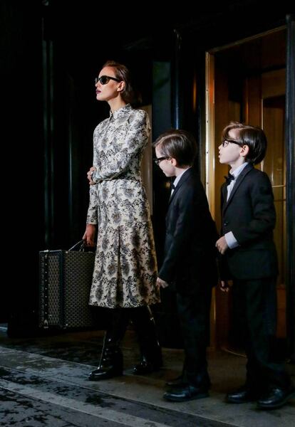 Irina Shay, con dos pequeños compañeros de sesión, por las calles de Nueva York.