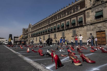 Cada uno de los zapatos colocados frente a Palacio Nacional, en Ciudad de México, representa una mujer asesinada.