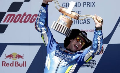 Alex Rins celebra su victoria en Austin.