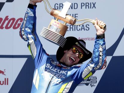 Alex Rins celebra su victoria en Austin.