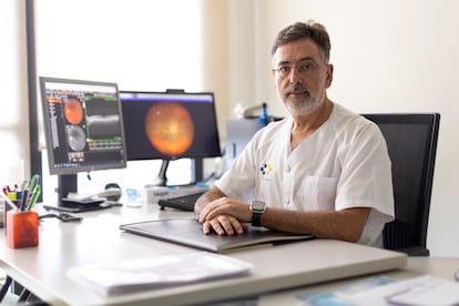 Francisco Cabrera, oftalmólogo del Complejo Hospitalario Universitario Insular Materno Infantil de Gran Canaria, en su consulta.