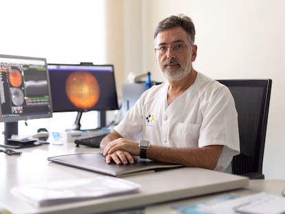 Francisco Cabrera, oftalmólogo del Complejo Hospitalario Universitario Insular Materno Infantil de Gran Canaria, en su consulta.