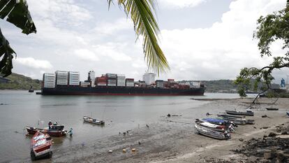 Un buque transita por el Canal de Panamá, que presenta bajos niveles de agua, este 29 de abril.