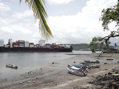 Un buque transita por el Canal de Panamá, que presenta bajos niveles de agua, este 29 de abril.