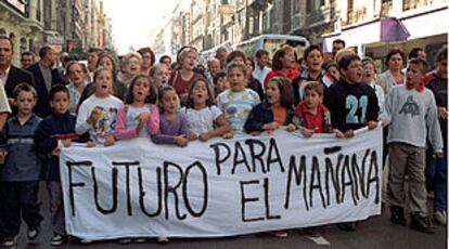 Vecinos de Graena, ayer, por las calles del centro de Granada.